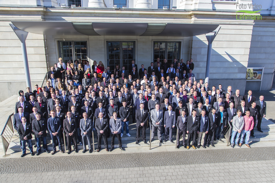 Gruppenbild mit Hochstativ