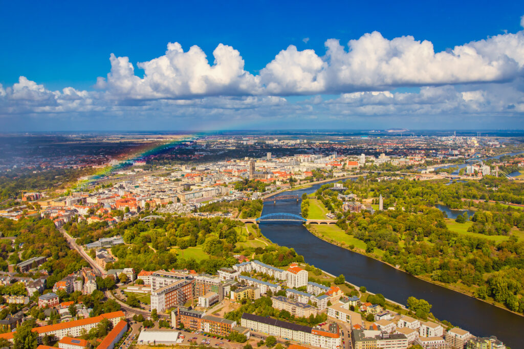 Magdeburg von oben mit Regenbogen und Elbe